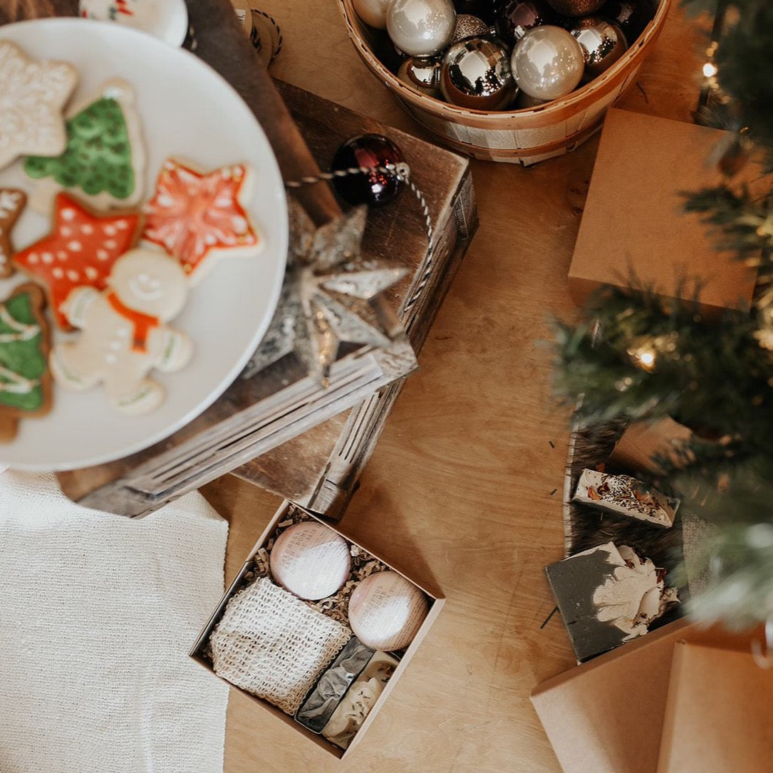 Gift Box: 3 Soap Bars + 2 Bath Bombs + 1 Soap Bag