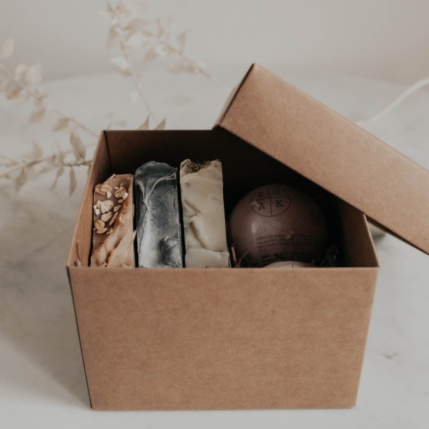 Gift Box: 3 Soap Bars + 2 Bath Bombs + 1 Soap Bag