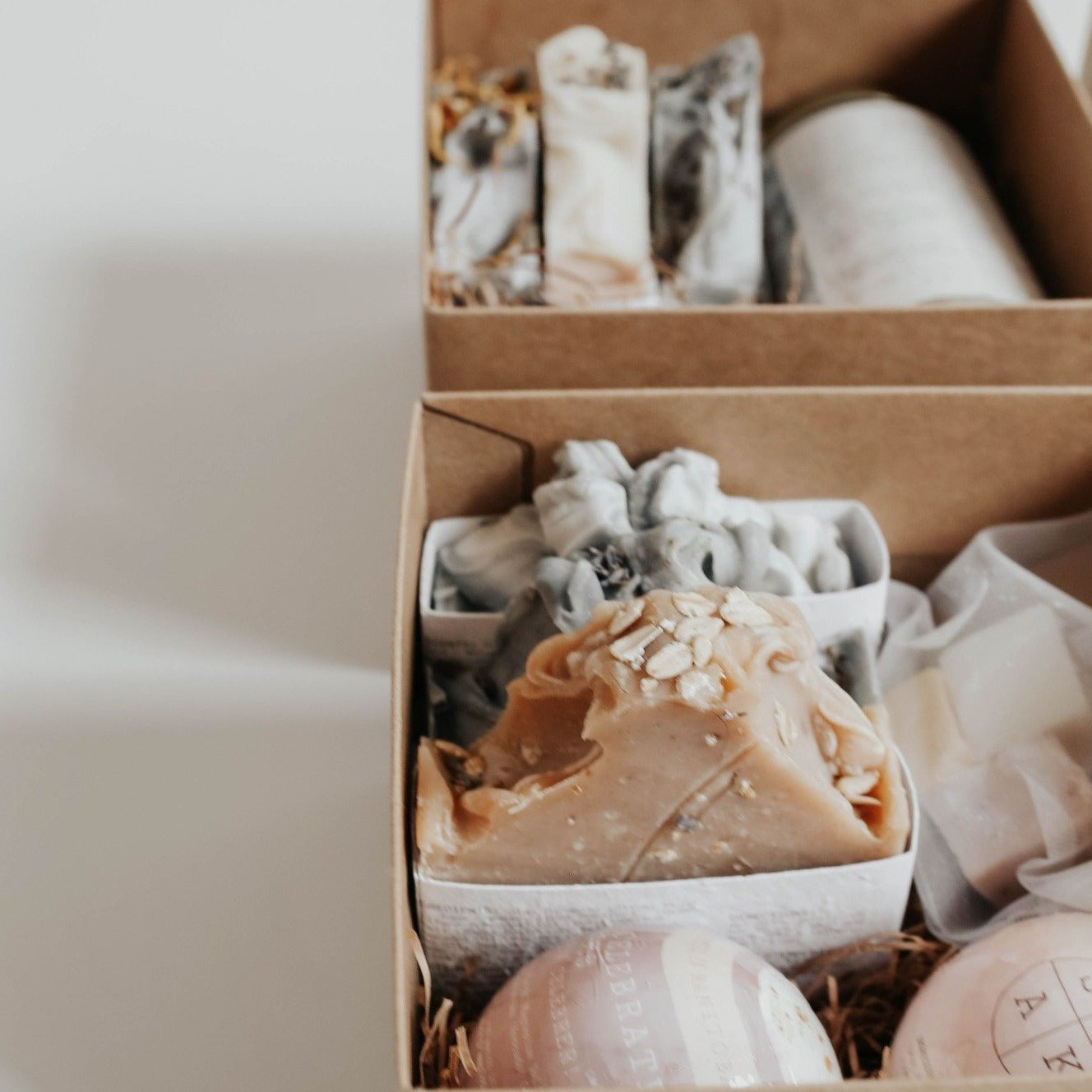 Gift Box: 2 Soap Bars + 2 Bath Bombs + 1 Soap Bag